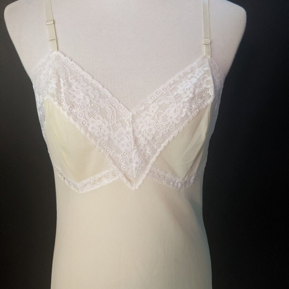 Vtg Vassarette NIGHTGOWN Slip Size S 34 Sheer Pale Yellow Nylon White Lace
